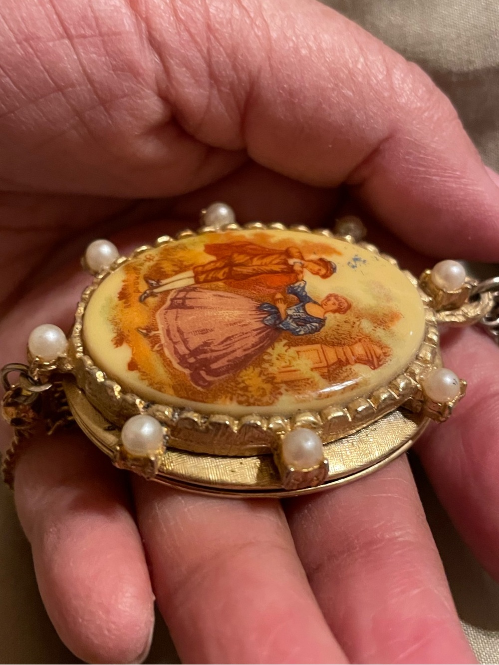 Unique Gold Tone Portrait Pendant Necklace - Women Jewelry - Picture 3 of 11